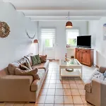 Homes In With A Picturesque Garden