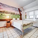 Homes In With A Picturesque Garden بيت للعطل