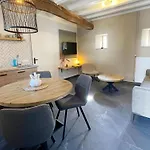 بيت للعطل Homes In With A Picturesque Garden *