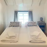 Homes In With A Picturesque Garden بيت للعطل *