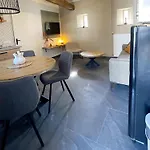 Homes In With A Picturesque Garden بيت للعطل