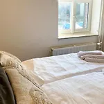 Homes In With A Picturesque Garden بيت للعطل *