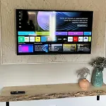 Homes In With A Picturesque Garden بيت للعطل *