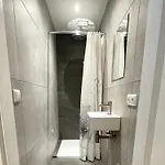 Homes In With A Picturesque Garden بيت للعطل