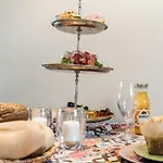 Homes In With A Picturesque Garden بيت للعطل