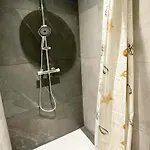 Homes In With A Picturesque Garden بيت للعطل *