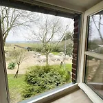 Homes In With A Picturesque Garden Holiday home *