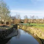 Homes In With A Picturesque Garden بيت للعطل *