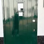 Homes In With A Picturesque Garden *