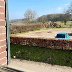 Homes In With A Picturesque Garden بيت للعطل