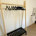 Homes In With A Picturesque Garden بيت للعطل *