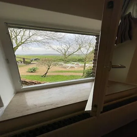 Homes In With A Picturesque Garden *