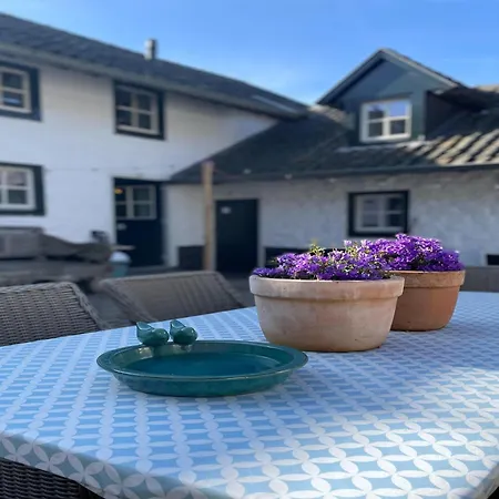 Homes In With A Picturesque Garden 別荘