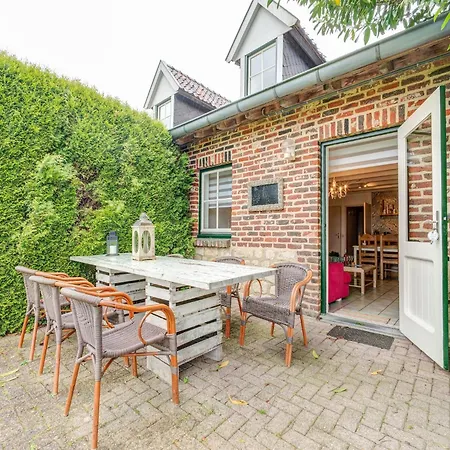 Hébergement de vacances Homes In With A Picturesque Garden *
