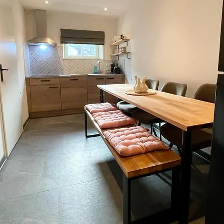 Hébergement de vacances Homes In With A Picturesque Garden *