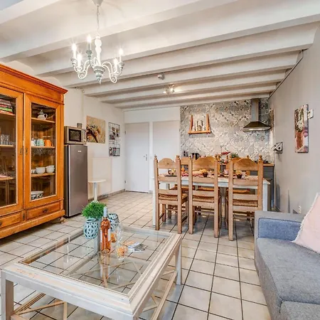 Tatil Evi Homes In With A Picturesque Garden