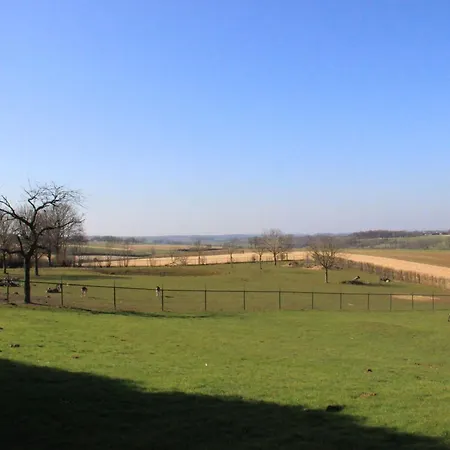 Homes In With A Picturesque Garden *