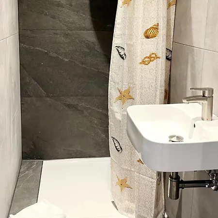 Homes In With A Picturesque Garden *