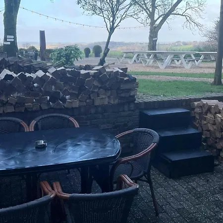 Homes In With A Picturesque Garden