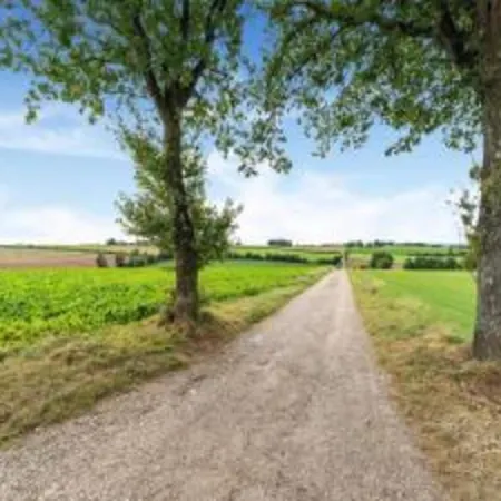 Homes In With A Picturesque Garden *