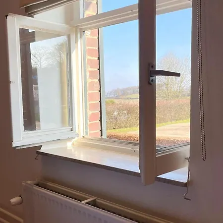 Homes In With A Picturesque Garden *