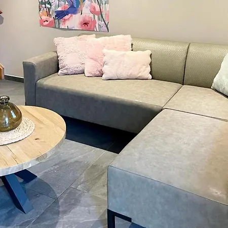 Homes In With A Picturesque Garden Hébergement de vacances *