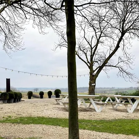 Homes In With A Picturesque Garden *