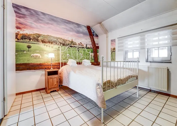 Homes In With A Picturesque Garden بيت للعطل