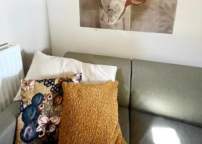 Homes In With A Picturesque Garden *