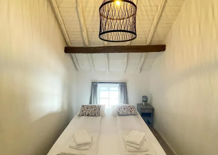 Homes In With A Picturesque Garden *