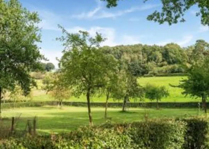 Homes In With A Picturesque Garden بيت للعطل