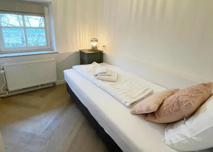 Homes In With A Picturesque Garden بيت للعطل *