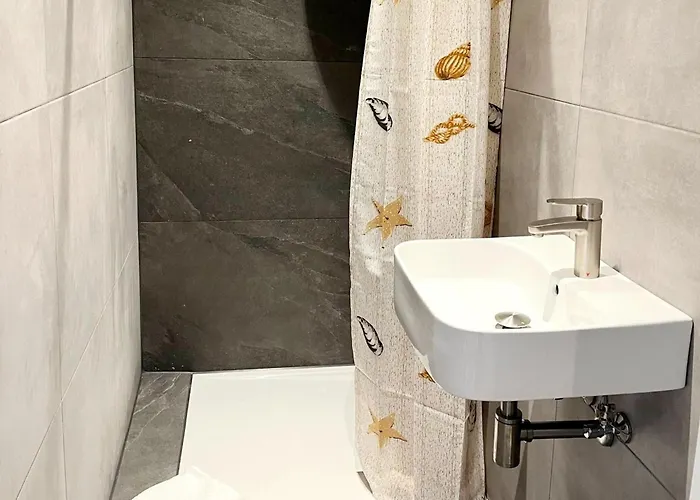 Homes In With A Picturesque Garden *