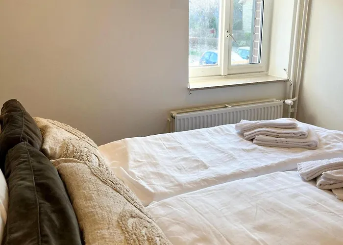 Homes In With A Picturesque Garden بيت للعطل *