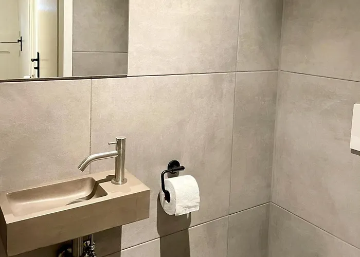 Vakantiehuis Homes In With A Picturesque Garden *