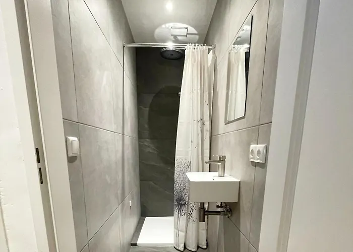 Homes In With A Picturesque Garden بيت للعطل