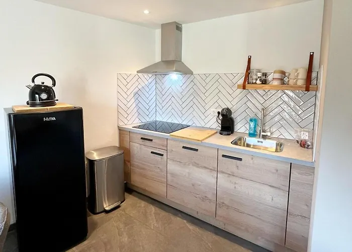 Homes In With A Picturesque Garden بيت للعطل *