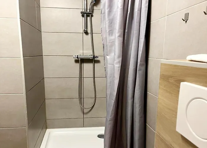 Homes In With A Picturesque Garden