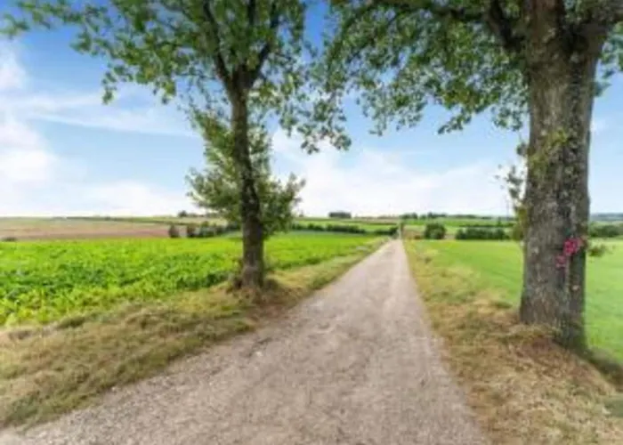 Homes In With A Picturesque Garden *