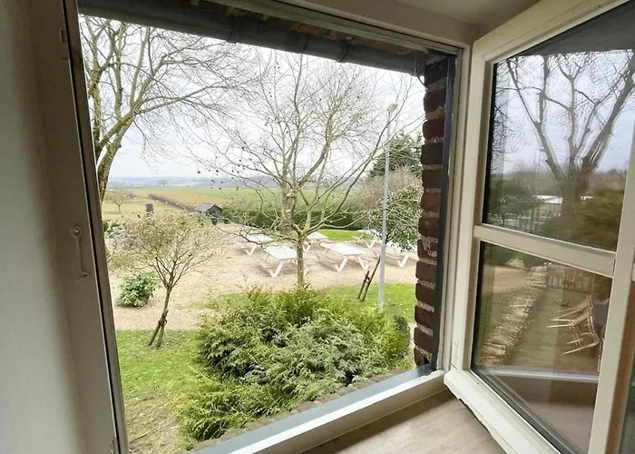 Homes In With A Picturesque Garden بيت للعطل *