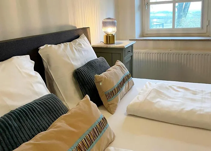 بيت للعطل Homes In With A Picturesque Garden *