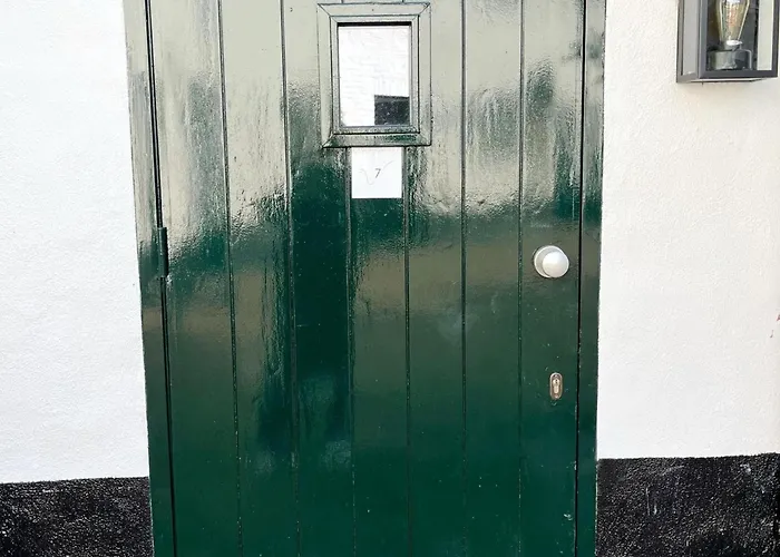 Homes In With A Picturesque Garden *