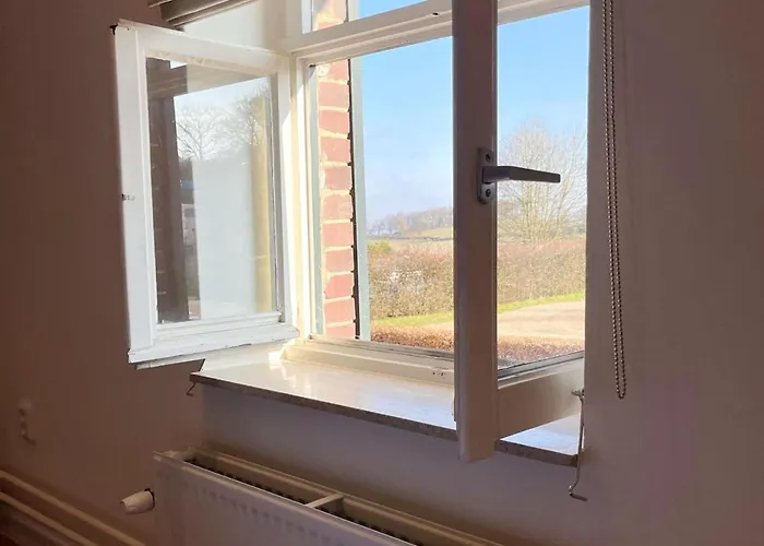 Homes In With A Picturesque Garden *