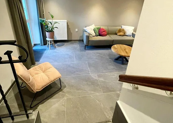 بيت للعطل Homes In With A Picturesque Garden *