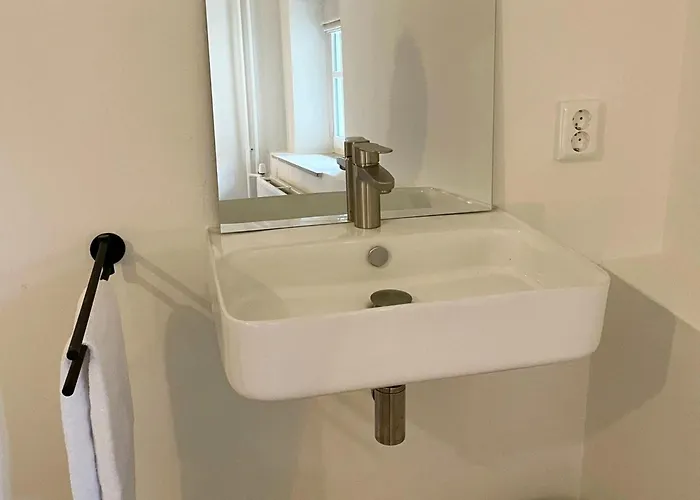 Homes In With A Picturesque Garden *