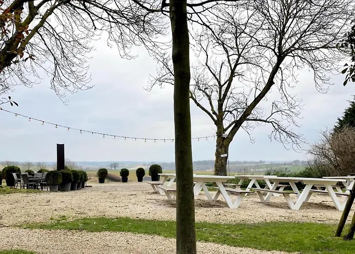 Homes In With A Picturesque Garden *