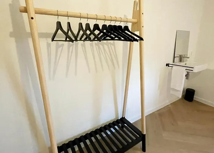 Homes In With A Picturesque Garden بيت للعطل *