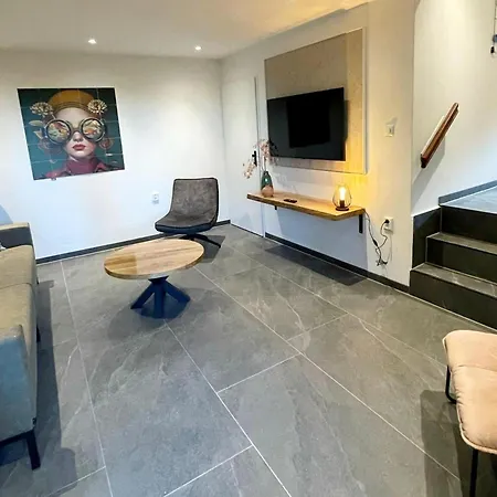 Homes In With A Picturesque Garden