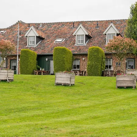 Feriehus Homes In With A Picturesque Garden