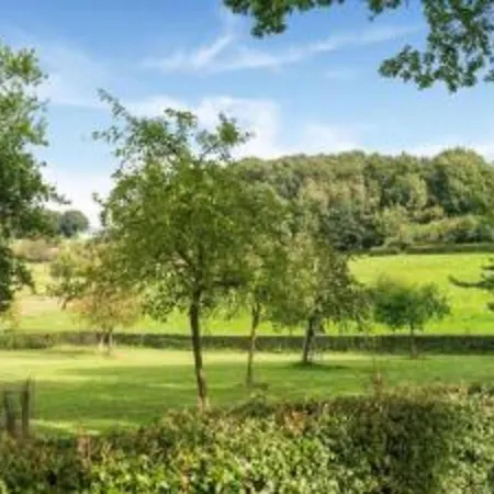 Homes In With A Picturesque Garden Feriehus